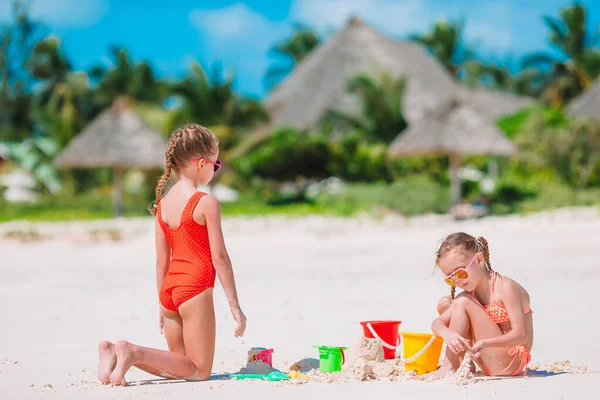 两个孩子正在做沙堡 在热带海滩玩得很开心 — 图库照片