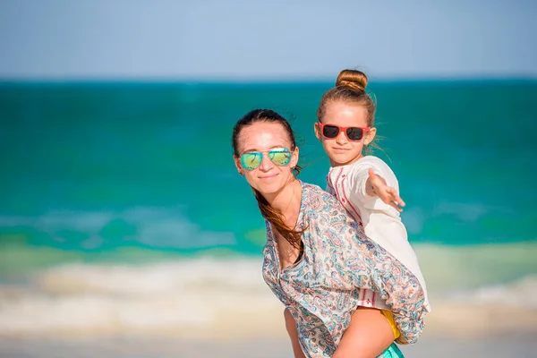 夏休みを楽しむカリブ海のビーチで美しい母親と娘 — ストック写真