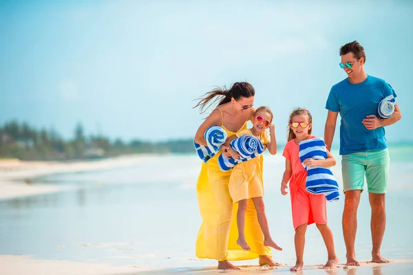 Mladá Čtyřčlenná Rodina Dovolené Pláži — Stock fotografie