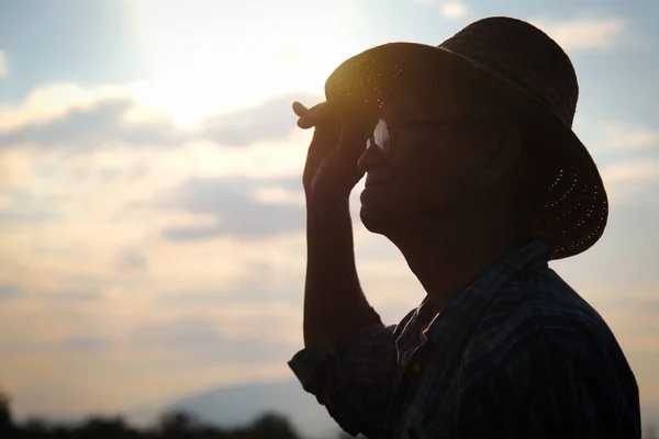 Силуэт Старшего Фермера Шляпе Смотрящего Вдаль Закате Придающего Форму Сердцу — стоковое фото