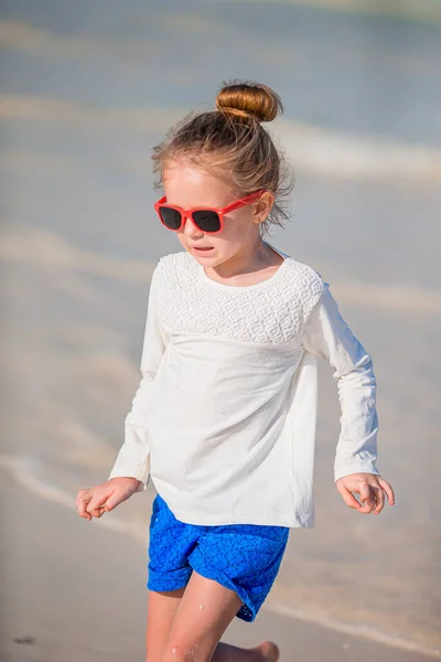 Schattig Klein Meisje Aan Het Strand Tijdens Zomervakantie — Stockfoto