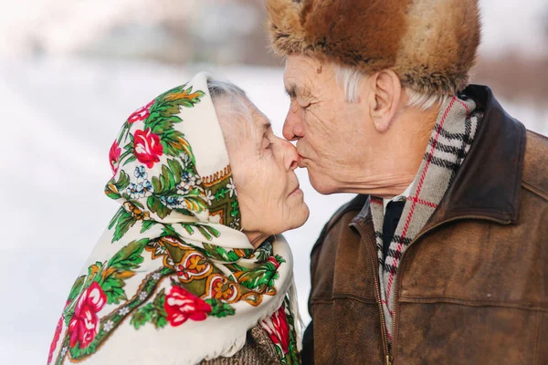 Portrait Happy Senior Couple Elderly Woman Kiss Her Husband Weighty — Stockfoto