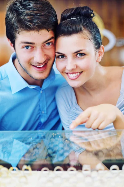 Glückliches Junges Paar Juweliergeschäft — Stockfoto