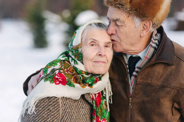 Portrait Senior Couple Elderly Man Kiss His Wife Weighty Old — Stock Photo, Image