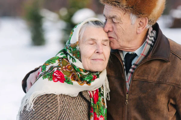 Porträtt Äldre Par Äldre Man Kysser Sin Fru Vikt Gamla — Stockfoto