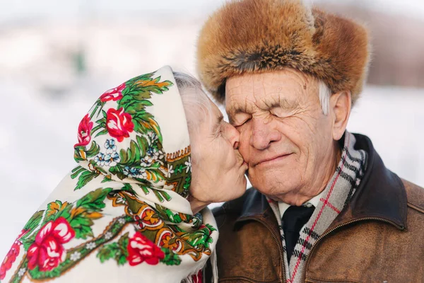 Portrait Happy Senior Couple Elderly Woman Kiss Her Husband Weighty — Stock Photo, Image