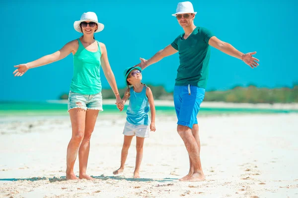 Junge Familie Weißen Strand Während Der Sommerferien — Stockfoto