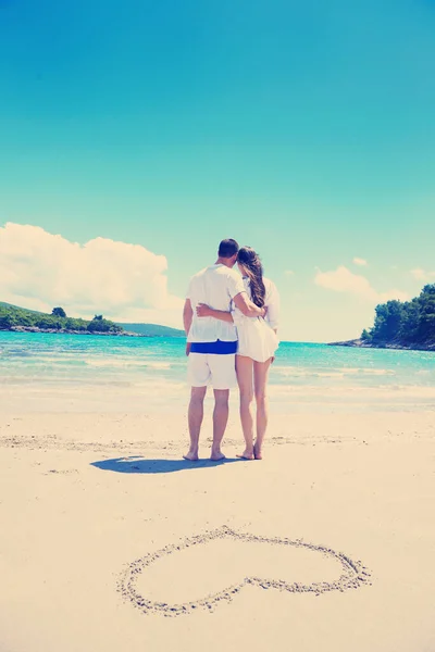 Birbirine Aşık Romantik Çiftler Kumsalda Eğlenir Kalpleri Kumlara Çizilir — Stok fotoğraf