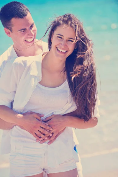 快乐的夫妻在海滩上玩得开心 — 图库照片