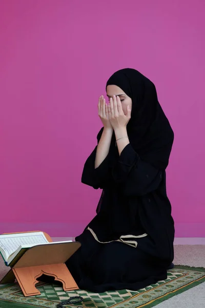 Mujer Oriente Medio Rezando Leyendo Sagrado Corán —  Fotos de Stock