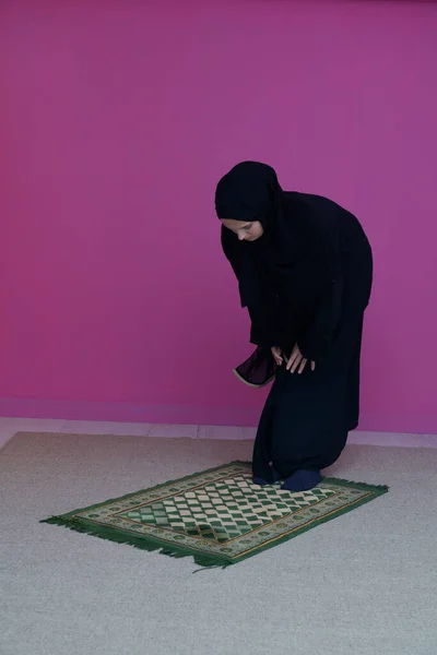 Femme Musulmane Namaz Priant Allah — Photo
