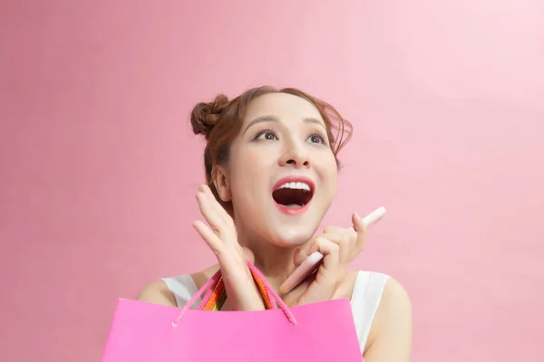 Mladá Vzrušená Veselá Žena Držící Nákupní Tašky Izolované Přes Růžové — Stock fotografie