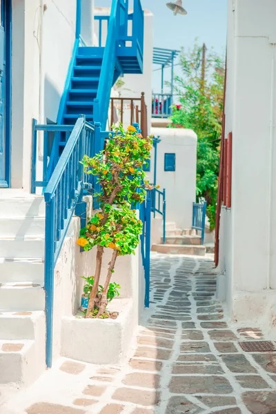 岛上狭窄的街道 有蓝色的阳台 楼梯和鲜花 — 图库照片