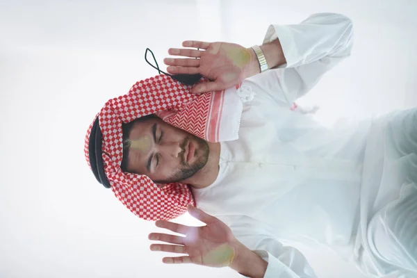 Junger Arabischer Muslimischer Mann Betet Hause Auf Dem Glasboden — Stockfoto