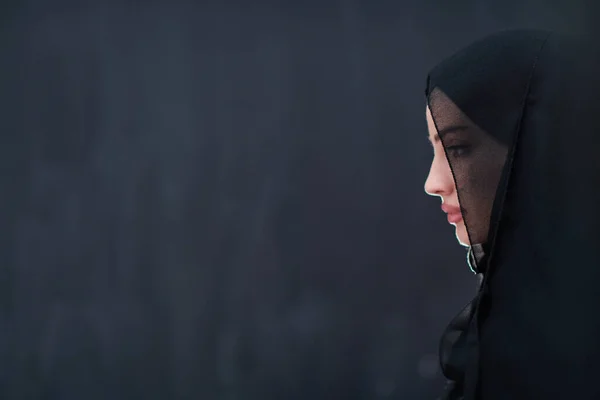 Portrait Belle Femme Musulmane Devant Tableau Noir — Photo