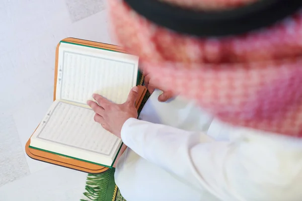 Musulmán Árabe Leyendo Corán Casa —  Fotos de Stock