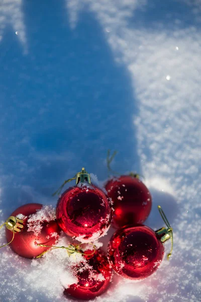 Boules Noël Rouges Dans Neige Fraîche Vacances Hiver Conept — Photo