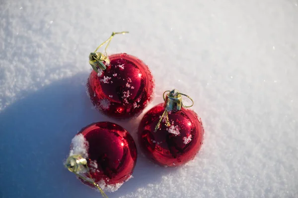 Rote Weihnachtskugeln Neuschnee Winterferien Konzept — Stockfoto