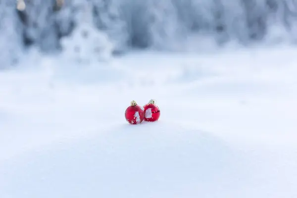 Красные Рождественские Шары Свежем Снегу — стоковое фото