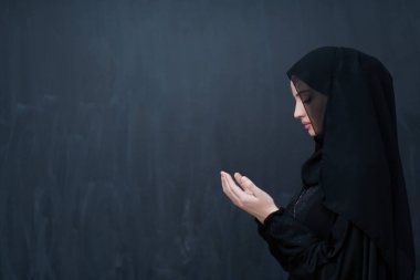 Dua eden genç Müslüman kadın portresi