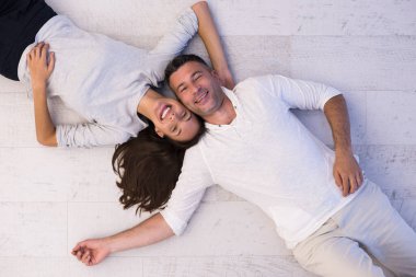 güzel çift yerde yatarken