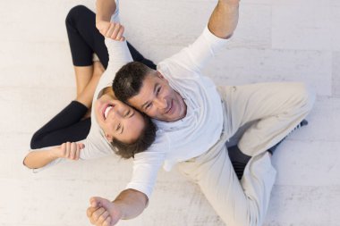 birbirlerine geri katta oturan Çift