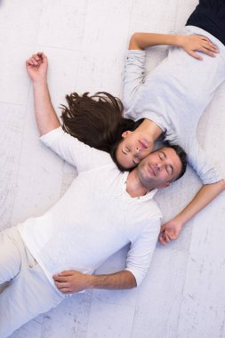 güzel çift yerde yatarken