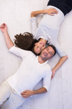 güzel çift yerde yatarken