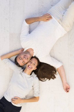 güzel çift yerde yatarken