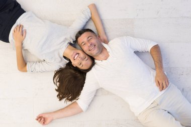 güzel çift yerde yatarken