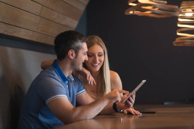 Evde tablet kullanan çift