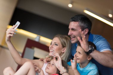 Aile evde eğleniyor.