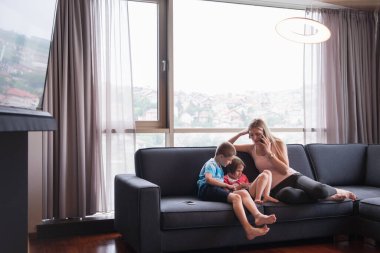 genç anne çocuklarla vakit