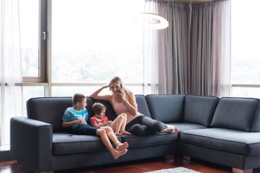 genç anne çocuklarla vakit