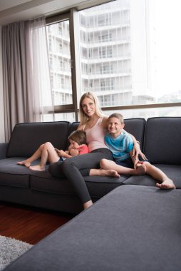 genç anne çocuklarla vakit