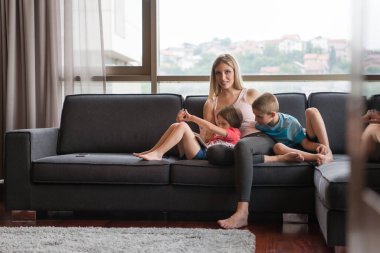 genç anne çocuklarla vakit