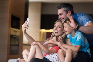 Aile evde eğleniyor.