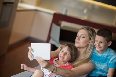 Genç aile gelecek planları yapmak için bir Tablet kullanma