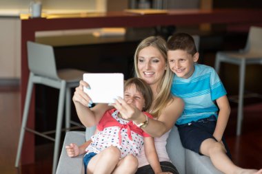 Genç aile gelecek planları yapmak için bir Tablet kullanma