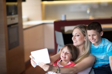 Genç aile gelecek planları yapmak için bir Tablet kullanma