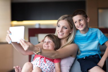 Genç aile gelecek planları yapmak için bir Tablet kullanma