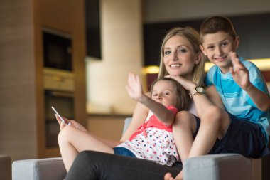 Aile evde eğleniyor.