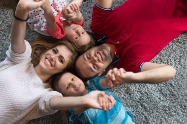mutlu bir aile yerde yatarken