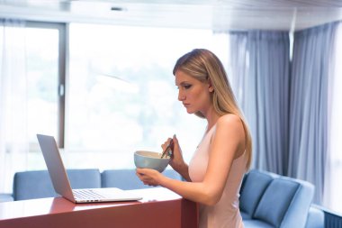 rahatlatıcı yaşam tarzı zevk kahvaltı kadın