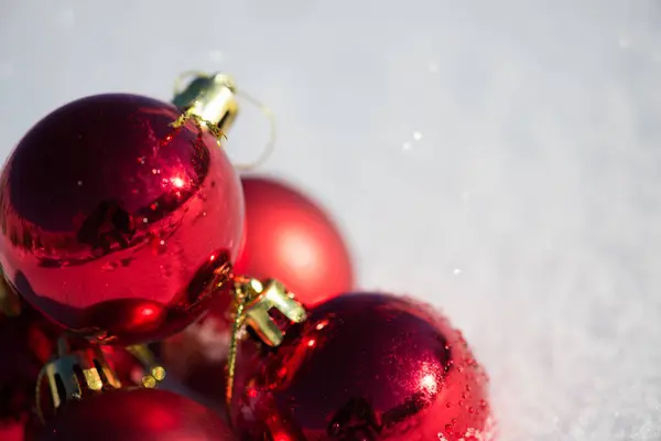 新鮮な雪の中で赤いクリスマスボール 冬休みの概念 — ストック写真