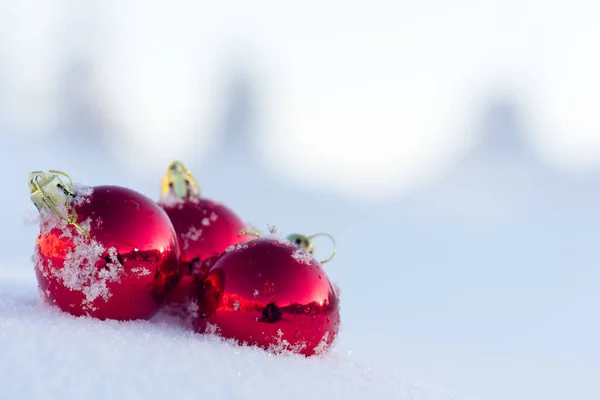 Красные Рождественские Шары Свежем Снегу Концепция Зимних Праздников — стоковое фото