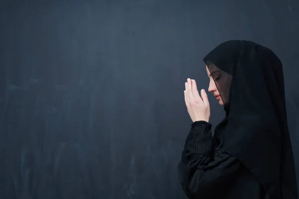 Портрет Молодой Мусульманки Молящейся — стоковое фото