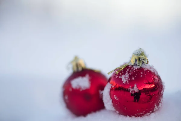 雪の上の祭りの赤いボールコピースペース — ストック写真