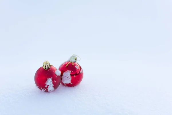 Röda Julgranskulor Nysnö — Stockfoto