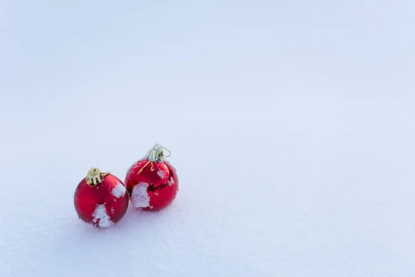 Rode Kerstballen Verse Sneeuw — Stockfoto